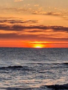 Początek wschodu słońca w Ostrowie